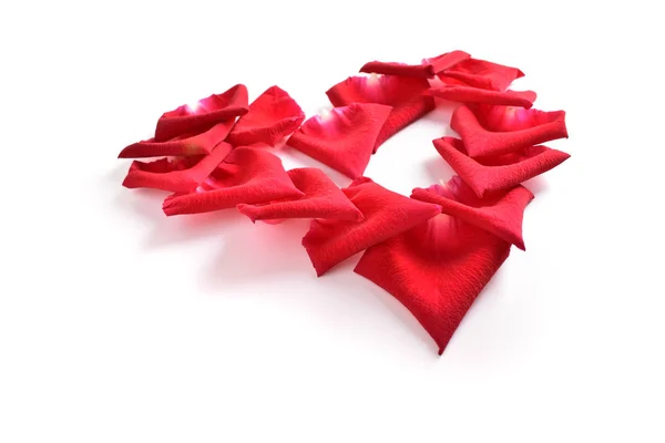 Röd hjärta form av ros kronblad blomma isolerad på vit bakgrund, bild romantisk kärlek symbol — Stockfoto