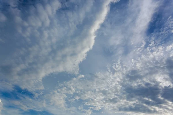 Awan putih dramatis di langit biru, latar belakang alam — Stok Foto