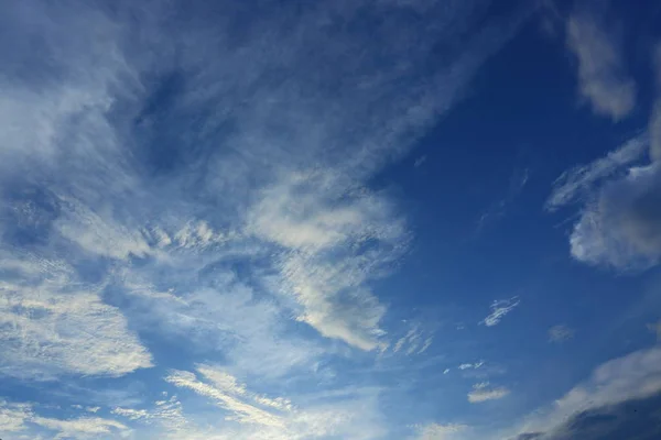 Драматическое белое облако на голубом небе, природный фон — стоковое фото