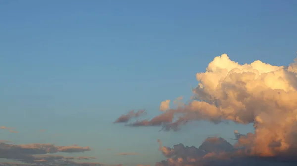 Nube esponjosa en el cielo azul — Foto de Stock
