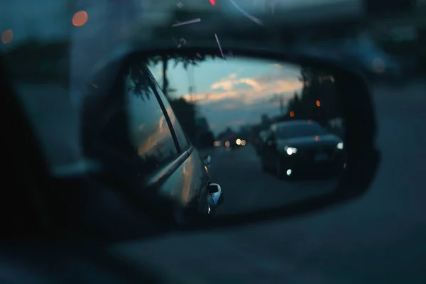 Fahrzeug Auto fahren Roadtrips in der Stadt mit Dämmerungshimmel Blick auf Seitenspiegel — Stockfoto