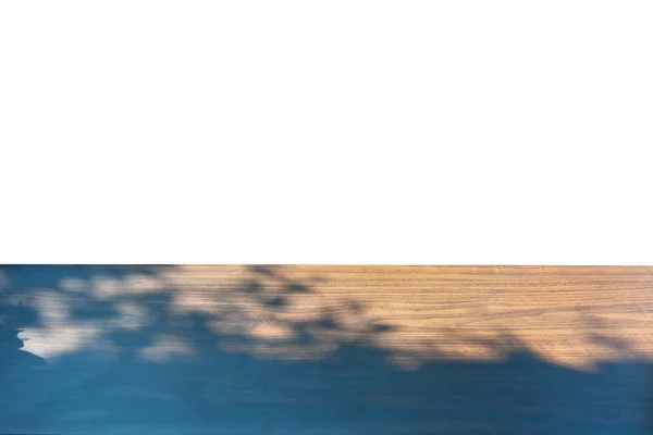 Sinar matahari bersinar di meja kayu yang kosong dengan bayangan pohon, rak kayu yang ditampilkan pada latar belakang putih — Stok Foto