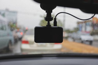 Yağmurlu bir günde arabanın içindeki video kamera kaydedicisi