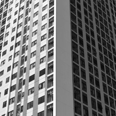 Şehirdeki modern yerleşim yerinin dış tarafındaki gökdelen mimarisi.