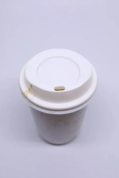 Schmutzige braune Flecken auf Take-away-Tasse für heißen Kaffee, Papierbecher auf weißem Hintergrund — Stockfoto