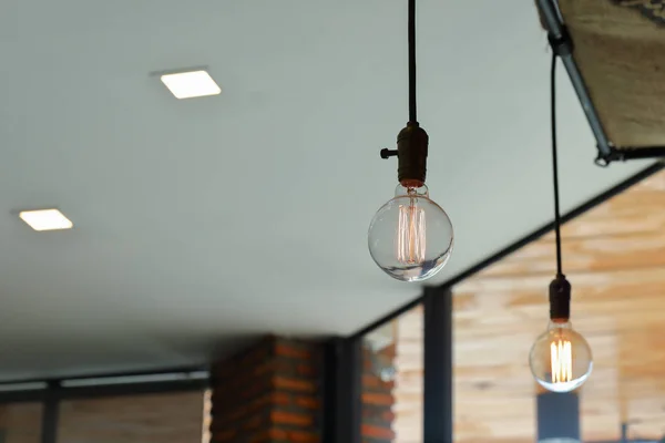 Interiér staré žárovky v kavárně — Stock fotografie