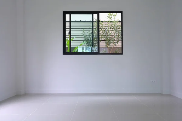 Reemplazo de ventana de vidrio en la pared dentro de una nueva casa, vacío interior de la habitación blanca — Foto de Stock