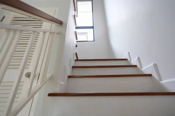 Escalera de madera marrón y pared blanca en casa residencial — Foto de Stock