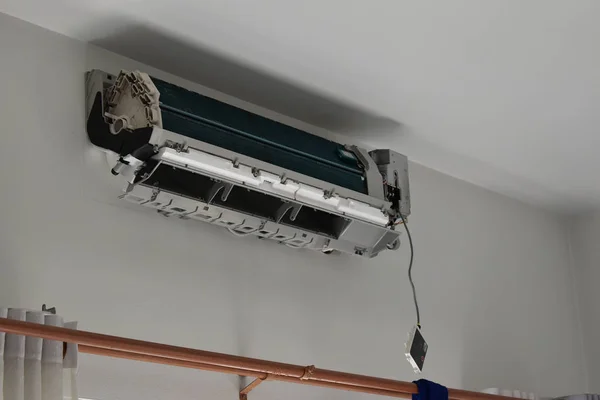 Sistema de aire acondicionado de reparación en la mejora del hogar —  Fotos de Stock