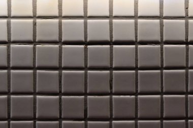 Duvardaki küçük beyaz mozaik fayans dekorasyonu