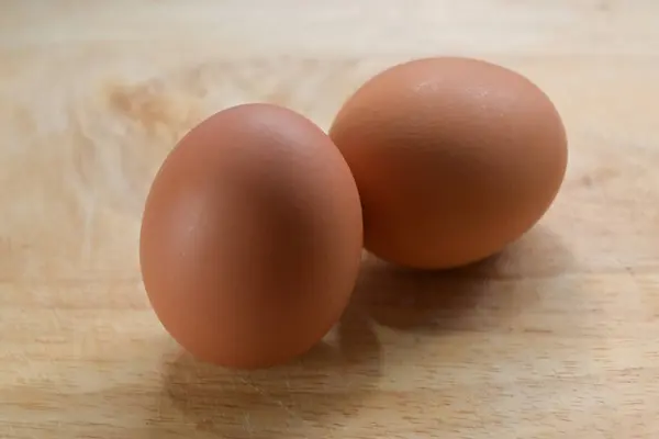 Jajko kury umieścić na desce do krojenia drewna w kuchni przygotować gotowanie — Zdjęcie stockowe