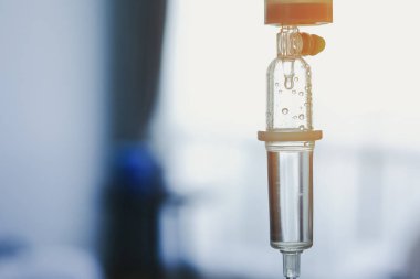 Hastanedeki hastaları iyileştirmek için serum fizyolojik enjeksiyon ilacı.