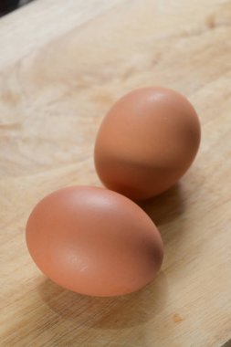 Mutfaktaki tahta kesme tahtasına konmuş tavuk yumurtası.