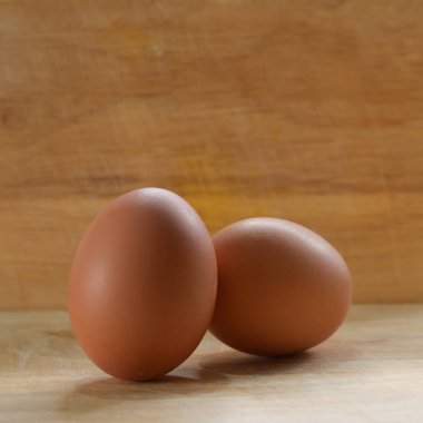 Mutfaktaki tahta kesme tahtasına konmuş tavuk yumurtası.
