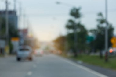 Şehir yolunda araba sürüyor.