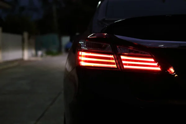 Luz trasera roja del coche deportivo moderno en la calle de noche — Foto de Stock