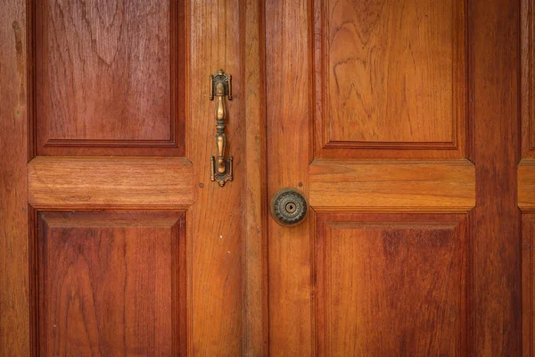 Porta d'ingresso in legno di casa residenziale — Foto Stock