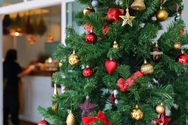 Украшение рождественских елок в кафе — стоковое фото