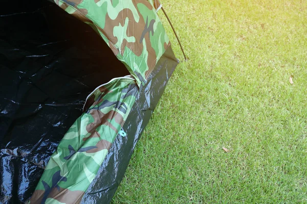 Stan kempování na zelené trávě letní pole kemp, zařízení pro výlet batoh cesta cestování v přírodě — Stock fotografie