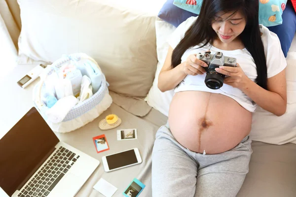 Mãe tira uma foto com câmera de filme da gravidez as memórias com o belo amor — Fotografia de Stock