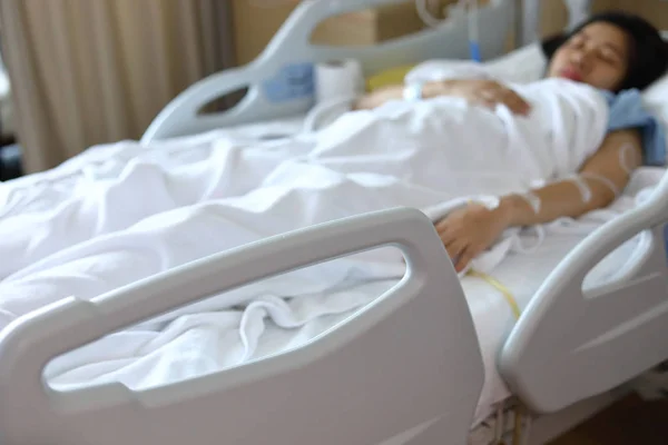 Ασθένεια ασθενούς κοιμάται στο νοσοκομείο κρεβάτι — Φωτογραφία Αρχείου