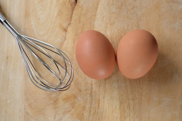 Slepice vejce dát na dřevo řezání palubě v kuchyni připravit vaření — Stock fotografie