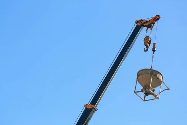 Maschinen Kran hebt Zementmörtelmischbehälter im Baugewerbe — Stockfoto