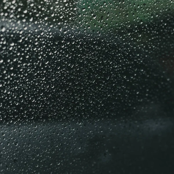 Gota de lluvia de agua en ventana de vidrio — Foto de Stock