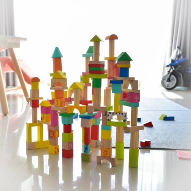 Çocuk gelişimi için tahta blok geometrisi inşa etmek