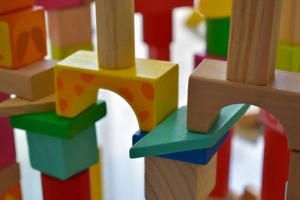 Construcción de bloque de madera juguete geométrico para el desarrollo de aprendizaje de niños —  Fotos de Stock
