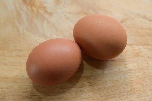 Kip ei op hout snijplank in de keuken bereiden koken — Stockfoto