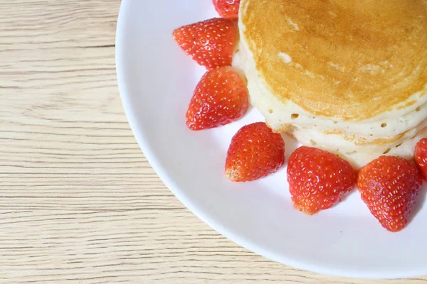 Panqueque y fruta de fresa postre dulce comida puesta en la mesa de desayuno — Foto de Stock