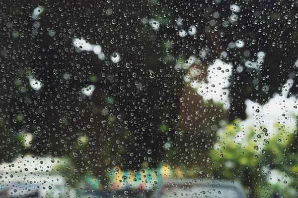 Goutte de pluie d'eau sur fenêtre en verre — Photo