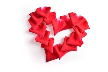 Beyaz arka planda yalıtılmış gül yaprağı şeklinde kırmızı kalp resmi romantik aşk sembolü