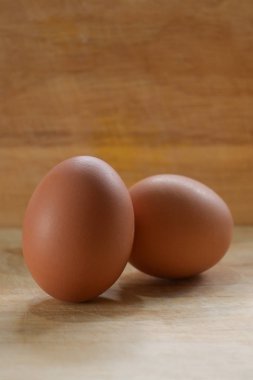 Mutfaktaki tahta kesme tahtasına konmuş tavuk yumurtası.
