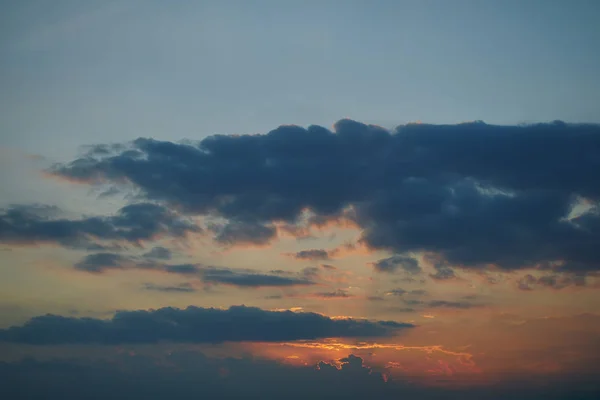 Красочный солнечный свет на закатном небе — стоковое фото