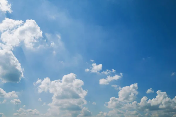 Açık mavi gökyüzü üzerinde kabarık beyaz bulut — Stok fotoğraf