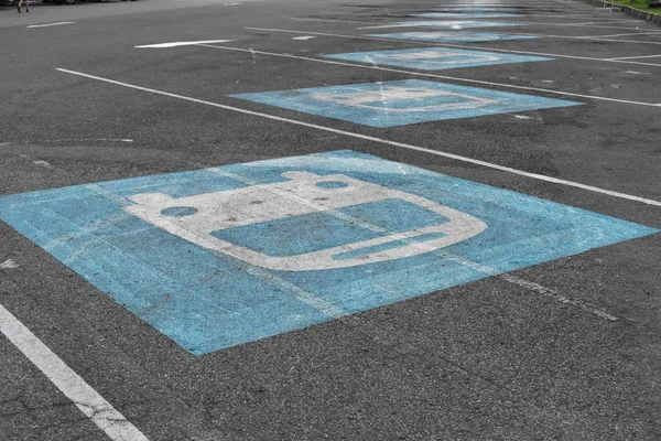 Symbol autobusu na drodze parkingu turystycznego — Zdjęcie stockowe