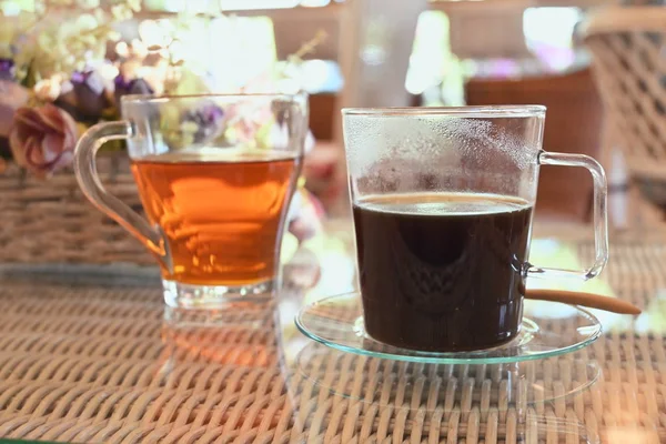 Schwarzer Kaffee und heißer Tee am Morgen — Stockfoto