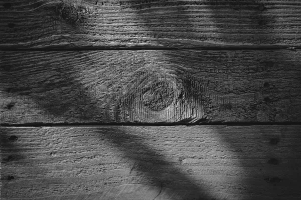 Dunkle Holzscheune Wand Planke Textur Hintergrund mit hellem Glanz in der Nacht, Draufsicht auf alten Holztisch — Stockfoto