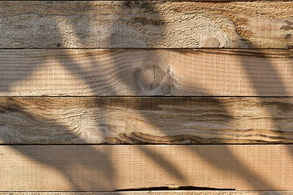 Madera granero pared tablón textura fondo con luz y sombra en el día de la mañana, vista superior de la vieja mesa de madera — Foto de Stock