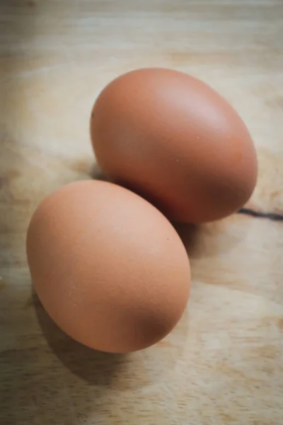 Slepice vejce dát na dřevo řezání palubě v kuchyni připravit vaření — Stock fotografie