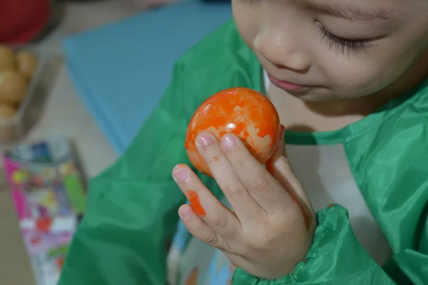 Happy kid using watercolor painting on cute easter egg handicraft — 스톡 사진