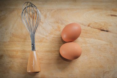 Mutfaktaki tahta kesme tahtasına konmuş tavuk yumurtası.