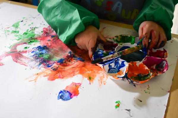 Niño aprendiendo con colorida acuarela pintura frome imaginación —  Fotos de Stock