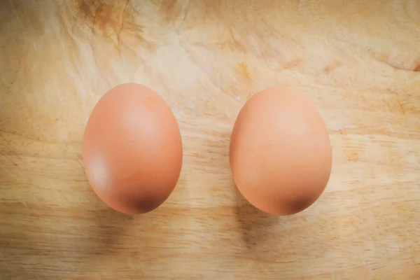 Oeuf de poule mis sur planche à découper en cuisine préparer la cuisine — Photo