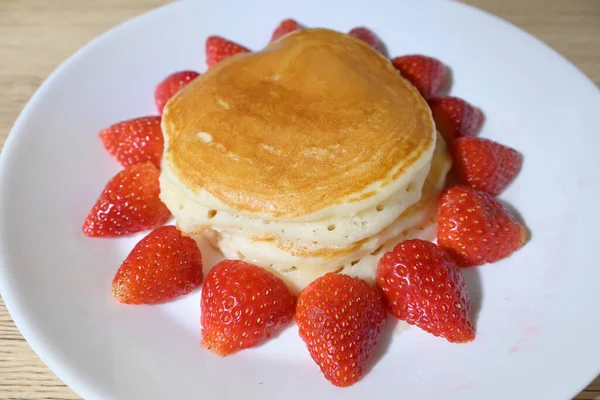 Panqueque y fruta de fresa postre dulce comida puesta en la mesa de desayuno — Foto de Stock