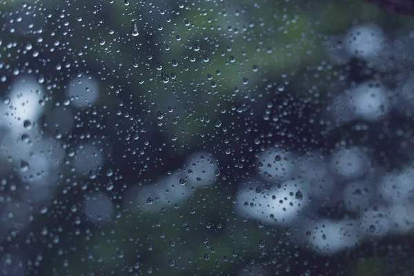 Νερό σταγόνα βροχής σε γυάλινο παράθυρο — Φωτογραφία Αρχείου