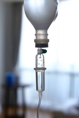 Hastanedeki hastaları iyileştirmek için serum fizyolojik enjeksiyon ilacı.