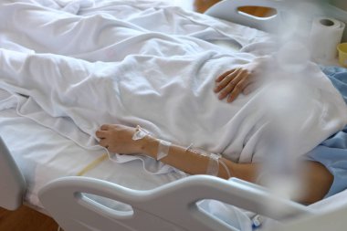Hastanedeki hastaları iyileştirmek için serum fizyolojik enjeksiyon ilacı.